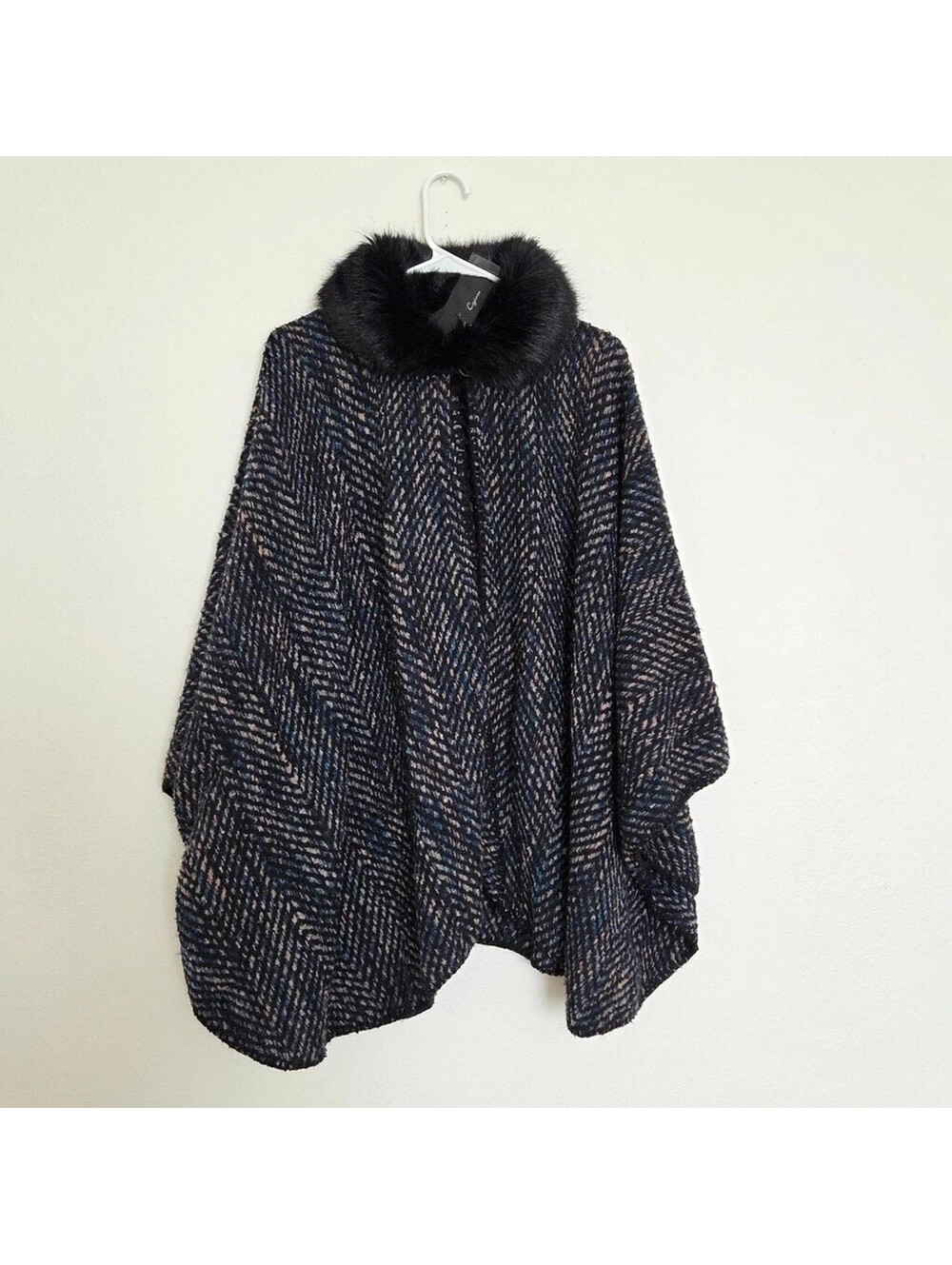 Cejon Poncho Cape Womens One Size Space-Dyed Chevron Knit Faux Fur Collar Ruana